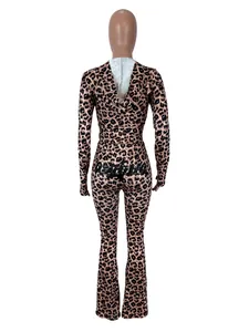 Vue arrière d'un ensemble à capuche imprimé léopard pour femme avec pantalon évasé ajusté.