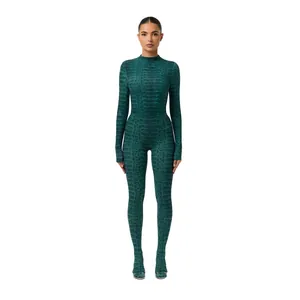 Detailansicht eines sexy dunkelgrünen Jumpsuits mit Schlangenmuster und langen Ärmeln.
