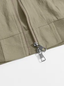 Nahaufnahme eines robusten Zwei-Wege-Metallreißverschlusses an einer Baumwolljacke.