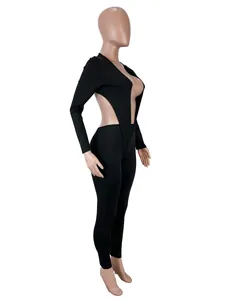 Mono sexy negro con cuello en V profundo, manga larga y aberturas en la cintura