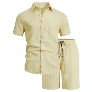 Completo estivo da uomo con camicia a maniche corte giallo pallido e pantaloncini con coulisse