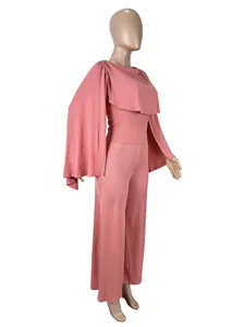 Vista dettagliata del set rosa due pezzi con top a maniche a mantella e pantaloni larghi