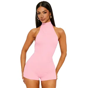 Detailansicht eines sexy hellrosa hochgeschlossenen ärmellosen rückenfreien Neckholder-Jumpers