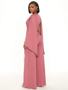 Completo due pezzi rosa polvere con top maniche a mantella e pantaloni larghi.