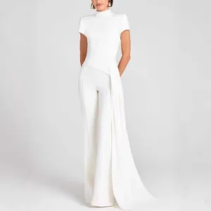 Elegantes weißes zweiteiliges Set mit Stehkragen Oberteil und drapierter Hose Ansicht.