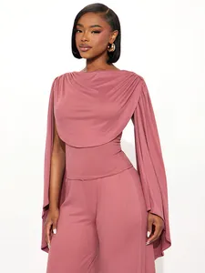 Completo due pezzi malva alla moda con top a mantella aderente e pantaloni larghi