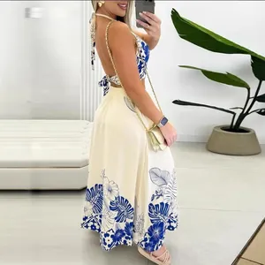 Détail de l'ensemble haut court à licou et jupe longue avec imprimé floral tropical chic