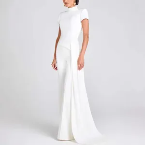 Elegantes weißes Set aus Oberteil mit Stehkragen und drapierter weitbeiniger Hose für Damen