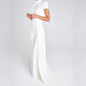 Elegantes weißes Set mit Stehkragen-Top und fließender Hose für Damen, skulptural