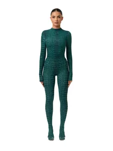 Professionelles Model in einem sexy dunkelgrünen Schlangenmuster-Body mit Socken