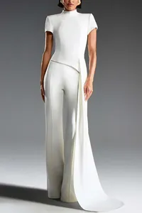 Elegantes weißes zweiteiliges Set mit Stehkragen und weit geschnittener Hose mit Faltenwurf