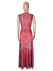 Vue arrière d'un ensemble chic rouge imprimé tie-dye avec haut sans manches et jupe longue.