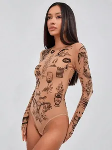 Vue détaillée d'un body beige à manches longues avec motifs graphiques noirs artistiques