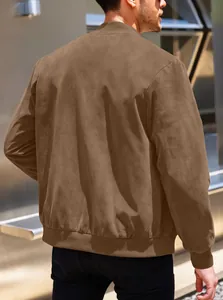 Achteraanzicht van een bruine suède herenbomberjack met minimalistische ribboord