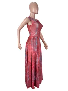 Vue latérale détaillée d'un ensemble robe longue sans manches à imprimé abstrait