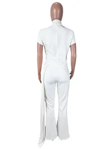 Rückansicht eines eleganten weißen zweiteiligen Sets mit Stehkragen und Schlaghose für Damen