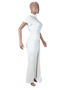 Seitenansicht des eleganten weißen Ensembles mit Stehkragen-Top und passender Hose auf Puppe