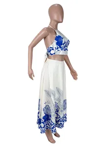 Vue latérale d'un ensemble chic haut licou et jupe longue à imprimé tropical bleu.