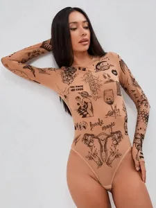 Vue détaillée d'un body beige pour femme avec des imprimés graphiques de tatouage.