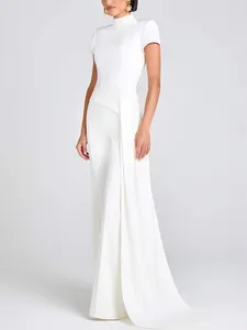 Elegantes weißes Set aus Stehkragen-Top und weit geschnittener Hose mit seitlicher Draperie