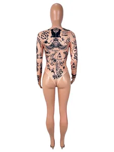 Vue arrière d'un body beige à manches longues orné d'imprimés noirs de style tatouage.