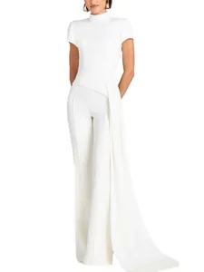 Elegantes weißes Set aus Stehkragen-Top und Hose mit asymmetrischem Seitendrapee.