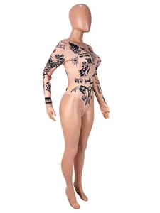 Gros plan d'un body sexy à manches longues avec des graphiques de style tatouage.
