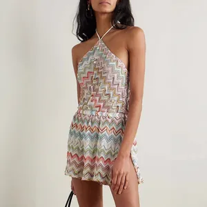 Mono corto halter sexy con estampado zigzag de colores y aberturas laterales de moda.