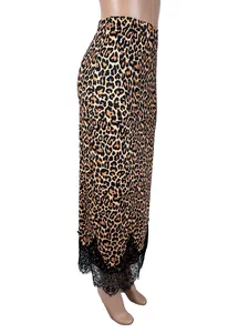 Détail d'une jupe longue à imprimé léopard avec une bordure en dentelle noire au bas.