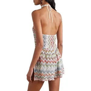 Vista posterior de un mono corto con cuello halter y estampado en zigzag de colores vivos