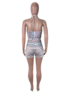 Vista trasera de un mono halter sexy con un patrón de ondas en zigzag de colores y espalda abierta.