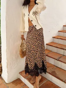 Jupe longue léopard élégante avec bordure en dentelle noire pour un style chic féminin