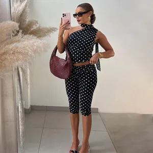 Detailansicht eines sexy zweiteiligen Damen-Outfits mit Polka Dots und Ein-Schulter-Mesh