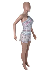 Mono corto sexy con cuello halter y espalda descubierta con estampado de zigzag y aberturas