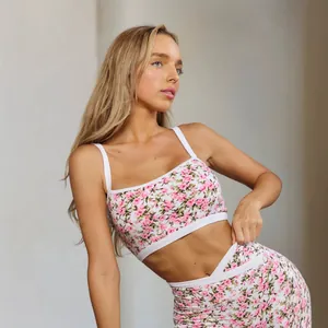 Completo sexy due pezzi da donna con canotta e pantaloncini a fiori rosa alla moda.