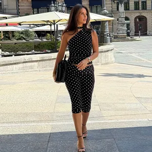 Sexy gepunktetes One-Shoulder-Zweiteiler-Set, getragen von einem Model auf einem Platz