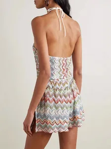 Mono corto sin espalda con cuello halter y estampado de zigzag colorido para mujer.