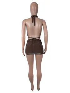 Vue arrière d'un ensemble haut licou et minijupe marron scintillant sexy sur mannequin