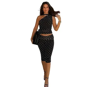 Detailansicht eines sexy zweiteiligen Sets mit schwarz-weißem Polka-Dot-Print und Mesh-Halsdetail.