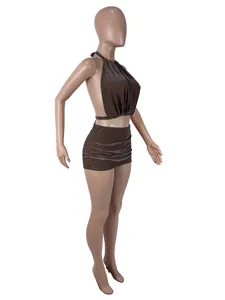 Ensemble sexy crop top licou et mini-jupe marron avec tissu scintillant pailleté