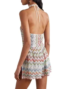 Mono corto sexy con estampado de cheurón de colores, cuello halter y aberturas