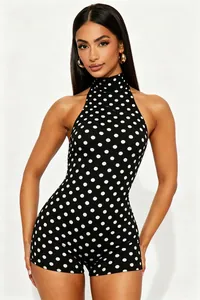 Vue détaillée d'un body dos nu à pois noir et blanc élégant pour femme à la mode