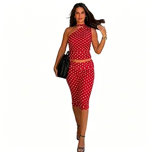 Model trägt ein sexy rot gepunktetes Zweiteiler-Set mit One-Shoulder-Top und Leggings