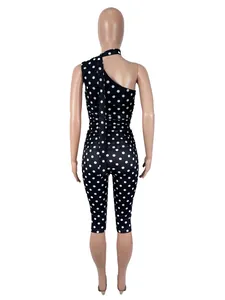 Detaillierte Rückansicht eines schwarz-weißen gepunkteten Zweiteilers mit One-Shoulder-Top.