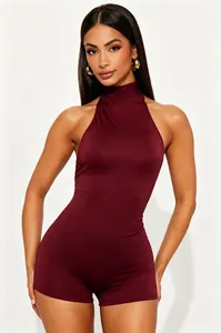 Vue de face détaillée d'un combishort bodycon dos nu bordeaux sans manches