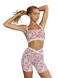 Set due pezzi con stampa floreale, crop top e pantaloncini a vita incrociata