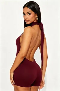 Détail d'une combinaison courte dos nu bordeaux sexy pour femme, design élégant et chic.