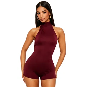 Détail d'un combishort moulant rouge foncé sexy avec col licou et dos nu pour femme.