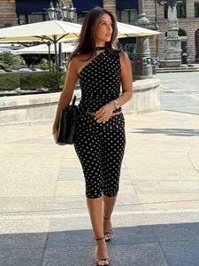 Elegante set due pezzi in rete a pois monospalla per moda estiva alla moda