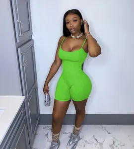 Combinaison sexy vert néon à bretelles sur mannequin dans un décor de salle de bain